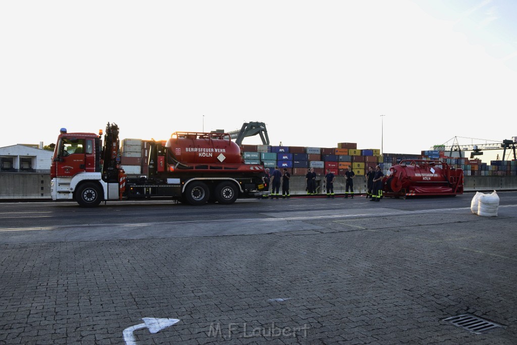 Havarie Wassereinbruch Motorraum beim Schiff Koeln Niehl Niehler Hafen P165.JPG - Miklos Laubert